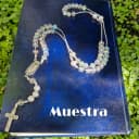 Rosario Artesanal de Cristales transparentes y Detalles Plateados creado a mano, Ideal para: Bautizos, Primeras Comuniones, Confirmaciones o como un regalo de fe de gran valor sentimental.