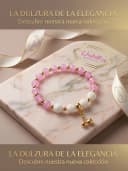 Pulsera elaborada a mano con cristales rosados facetadosrosados facetados, cuentas blancas labradas y un encantador dije de cerezas doradas. Ligerda y llena de estilo para acompañar tus me
