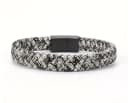 Pulsera de cuero trenzado en blanco y negro. Con broche magnético en tono negro mate ofrece un ajuste cómodo y seguro.