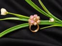 Un diseño delicado y femenino estilo floral  tejido a mano con espirales concéntricas de alambre de cobre dorado que envuelven cuidadosamente cada cristal.